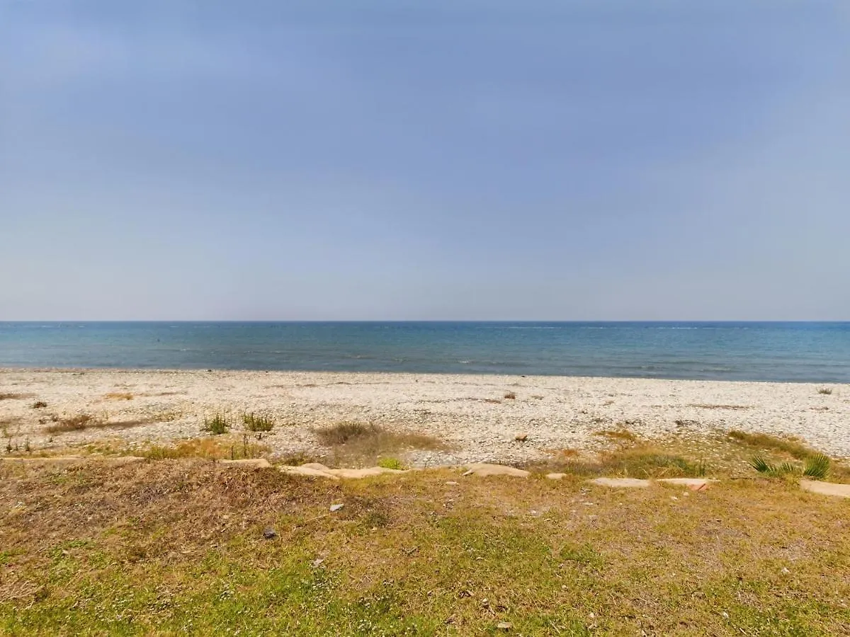 Amazing Frontline Beach Villa 拉纳卡