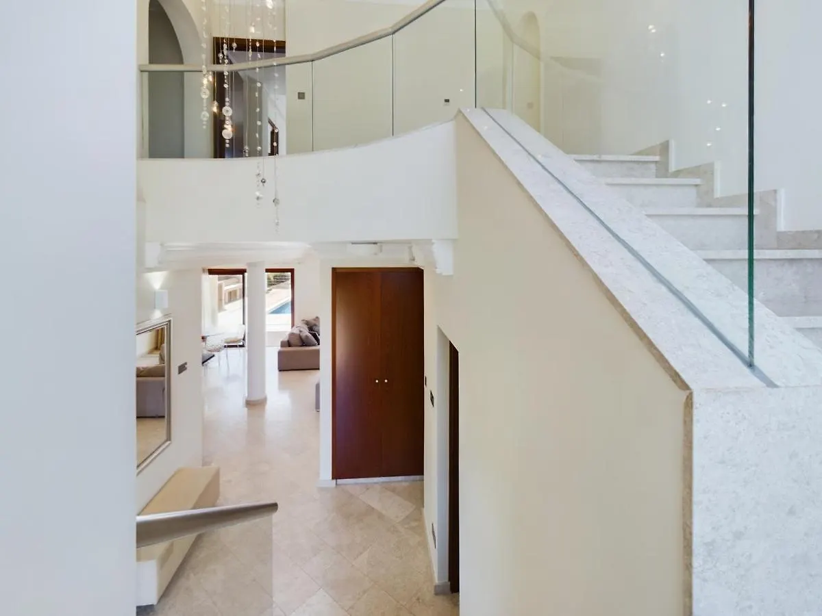 Amazing Frontline Beach Villa Larnaca 0*,