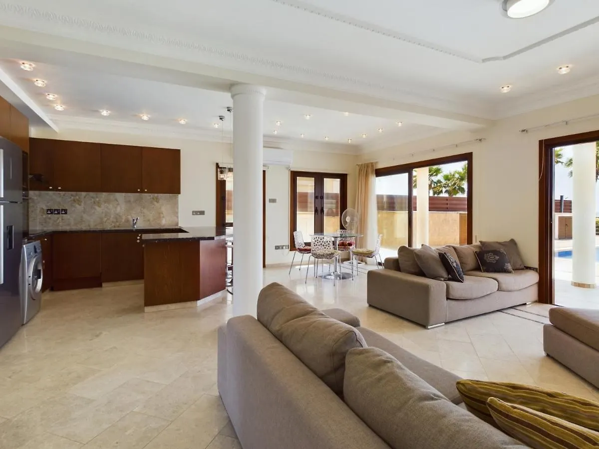 Amazing Frontline Beach Villa 拉纳卡