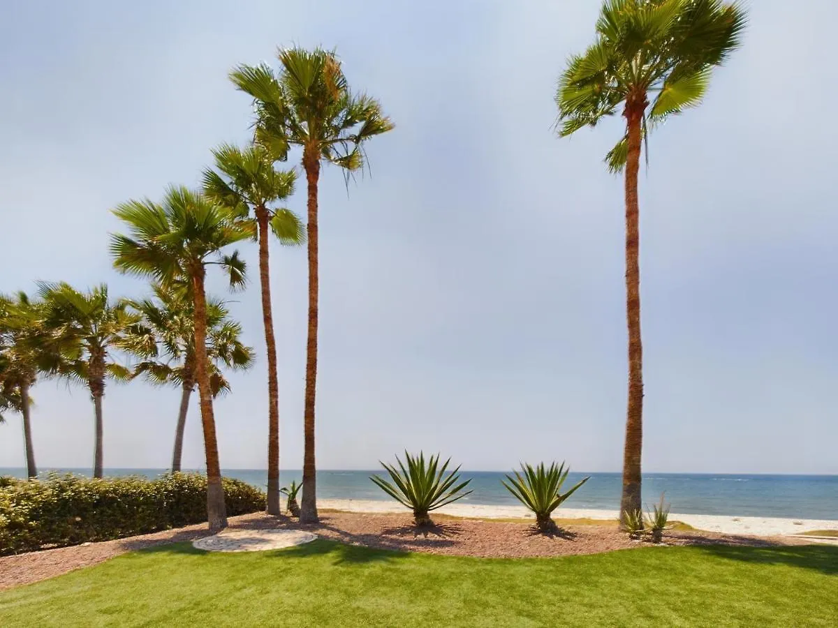 Amazing Frontline Beach Villa Larnaca Cipro