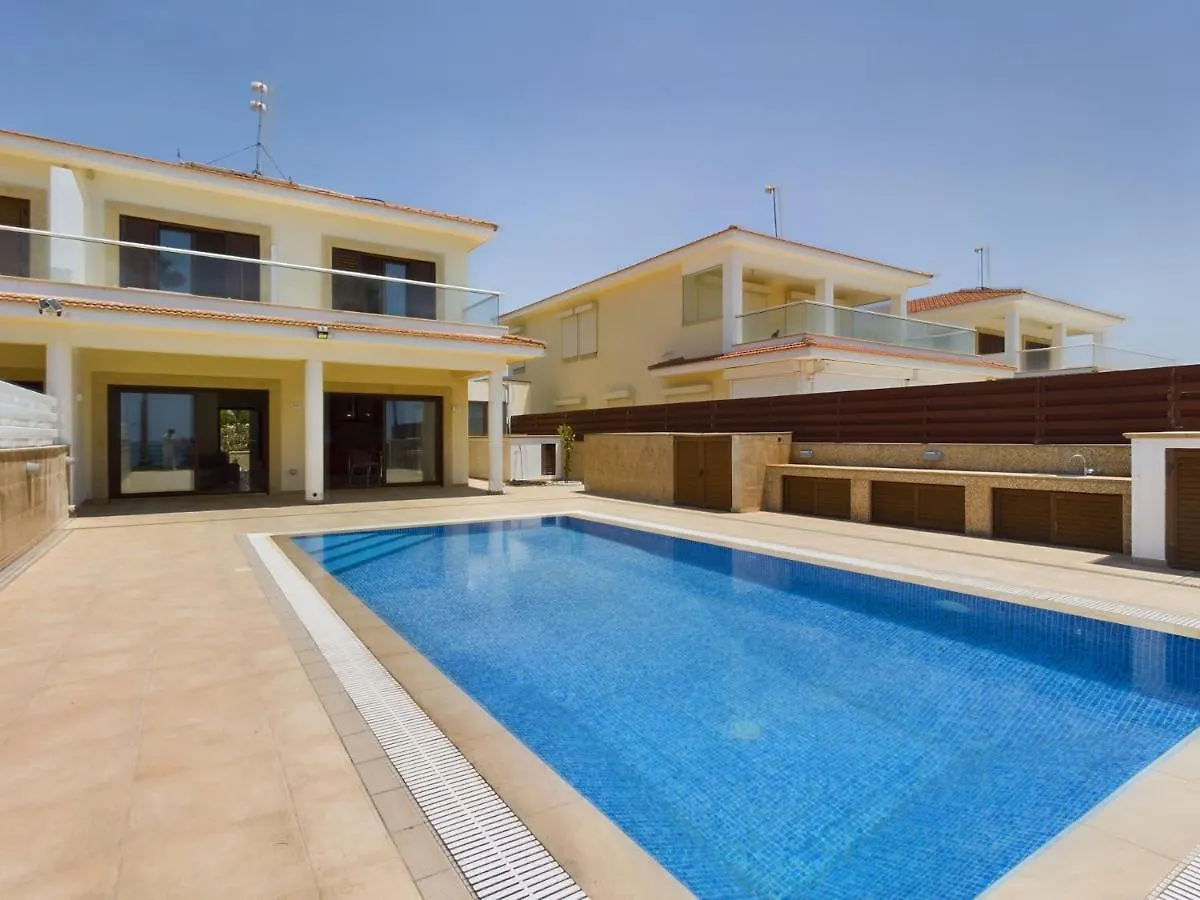 Amazing Frontline Beach Villa 拉纳卡