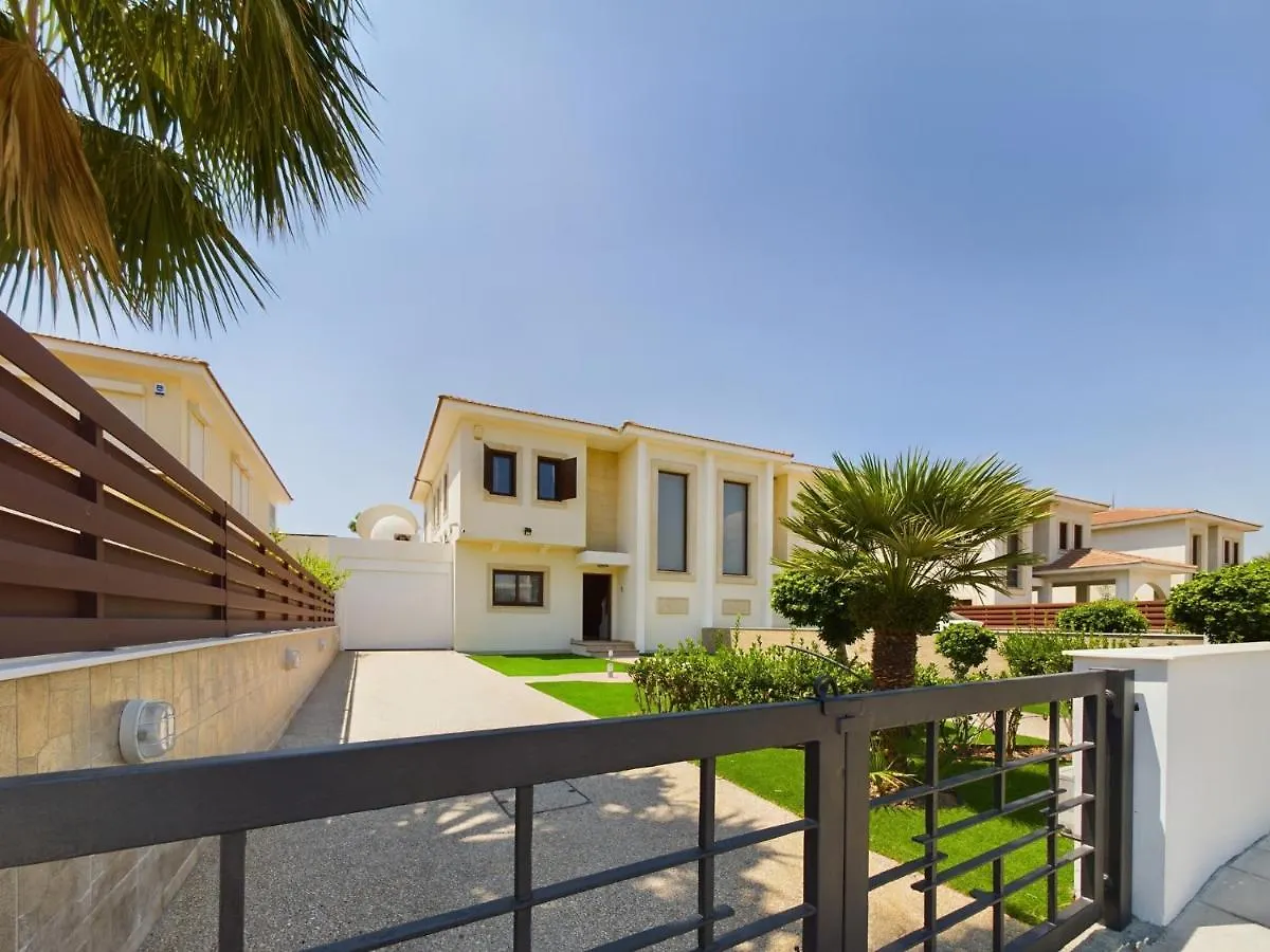 Amazing Frontline Beach Villa 拉纳卡 塞浦路斯