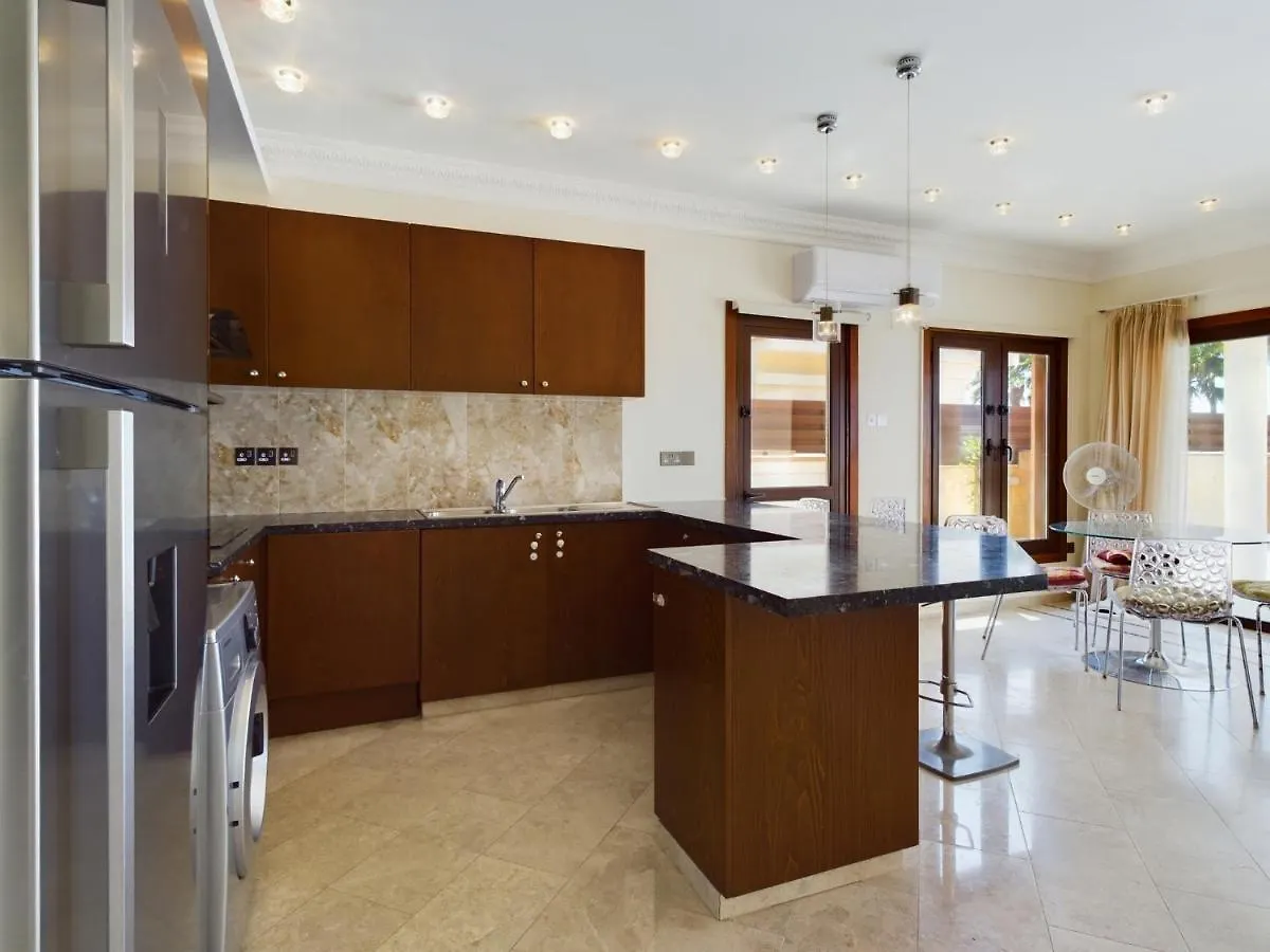 Amazing Frontline Beach Villa 拉纳卡