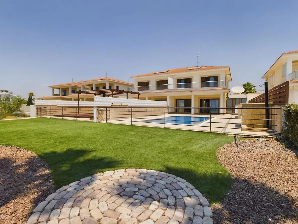 Amazing Frontline Beach Villa 拉纳卡
