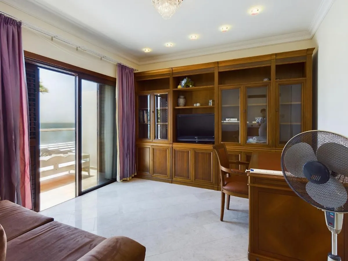Amazing Frontline Beach Villa Larnaca 0*,