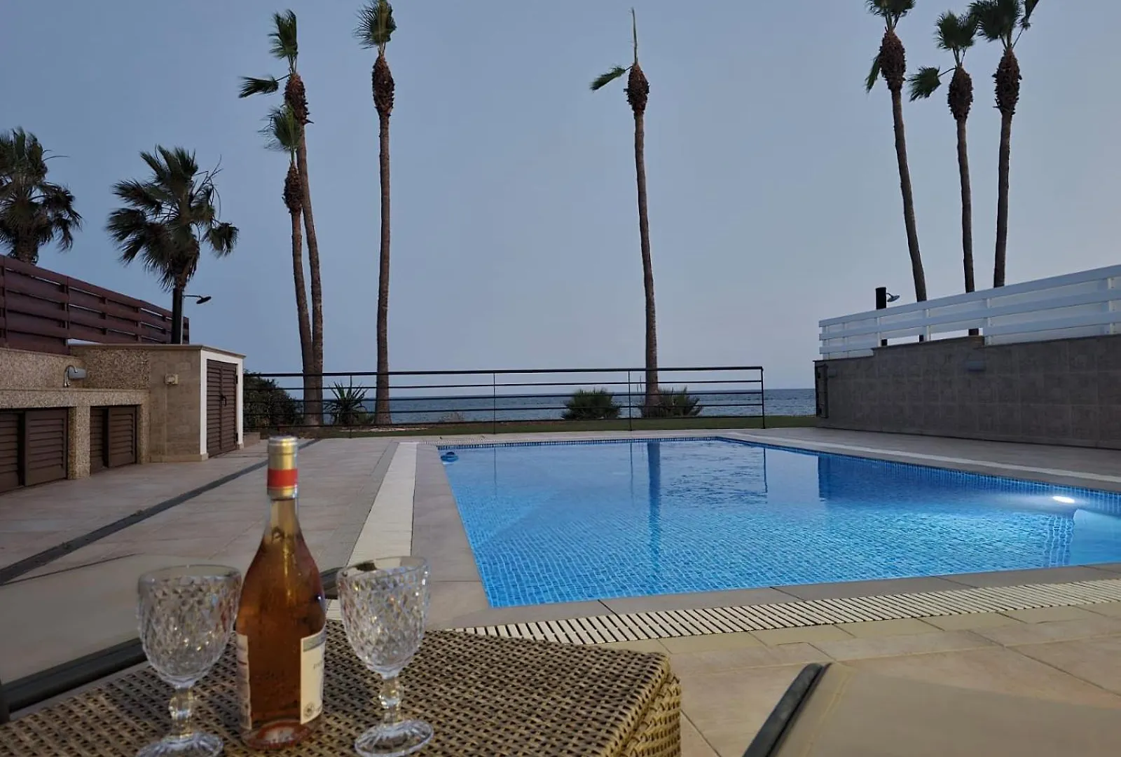 Amazing Frontline Beach Villa 拉纳卡